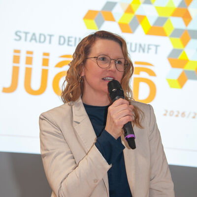 Die B&uuml;rgermeisterin Jennifer Collin-Feeder er&ouml;ffnete das Jugendforum 2026.