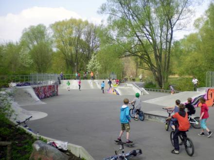 Mit Board oder Bike - unterwegs im Basic-Skate-Park ...