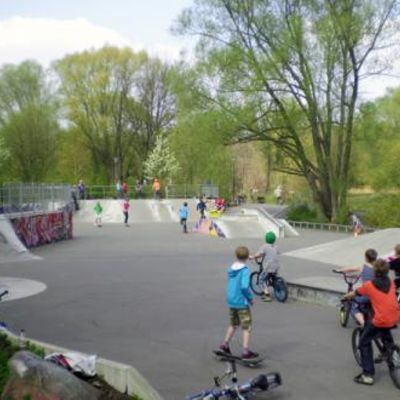 Mit Board oder Bike - unterwegs im Basic-Skate-Park ...