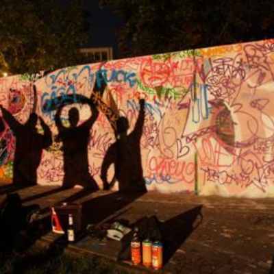 Die Graffiti-Wand lädt zu phantasievollen Sprühaktivitäten ein ...