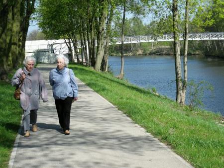 Seniorinnen spazieren am Kanal