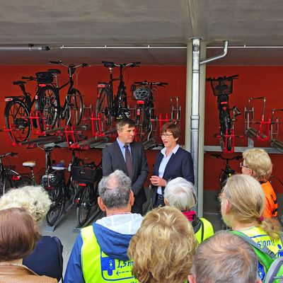 Eröffung Fahrradparkhaus mit Bürgermeister Alexander Laesicke und Ministerin Kathrin Schneider