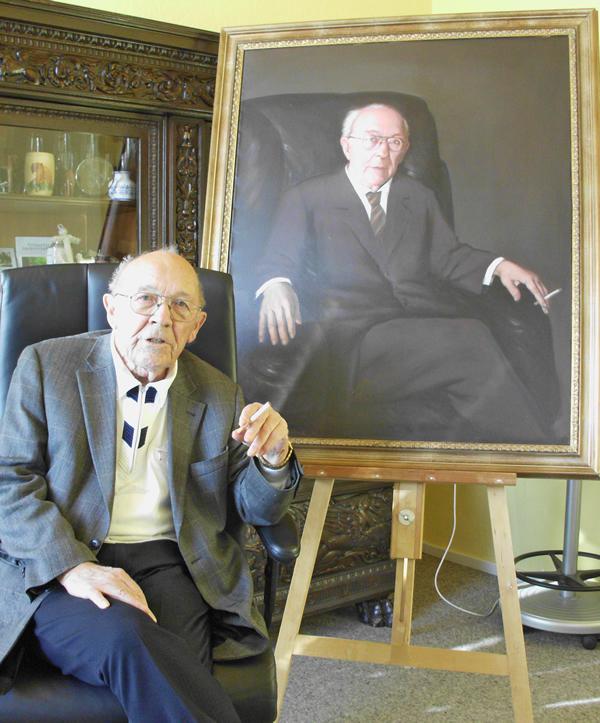 Ehrenbürger Horst Eichholz vor seinem Portrait