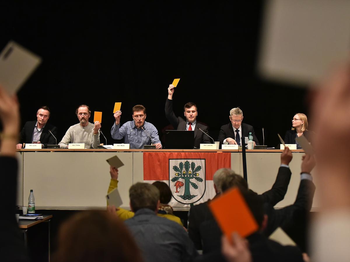 Zur Stadtverordnetenversammlung platzte die Orangerie aus allen Nähten. Zum einen fand die SVV mit neuem Bürgermeister statt und außerdem ging es um die geplante Klärschlammverbrennungsanlage, welche die Germendorfer Gegner nach Oranienurg zog.