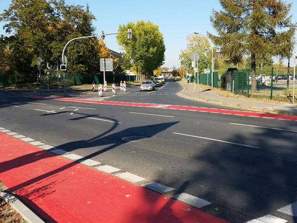 Neue rote Radwegmarkierung Kreuzung Lehnitz-/André-Pican-Straße