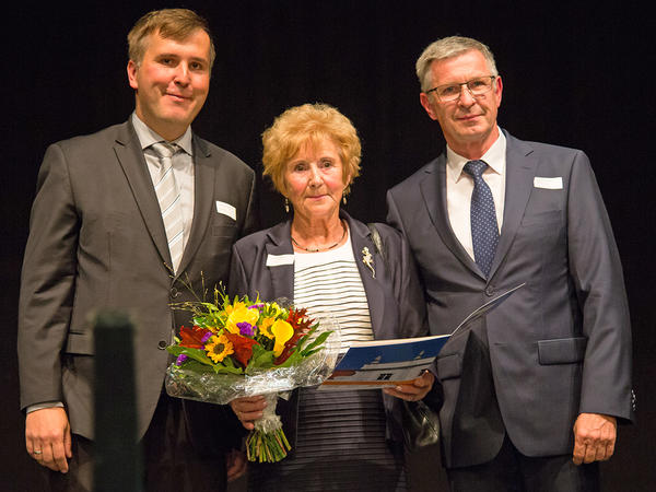 Bürgermeister Alexander Laesicke und Baustadtrat Frank Oltersdorf mit Ehrenpreisträgerin Ingrid Hennicke