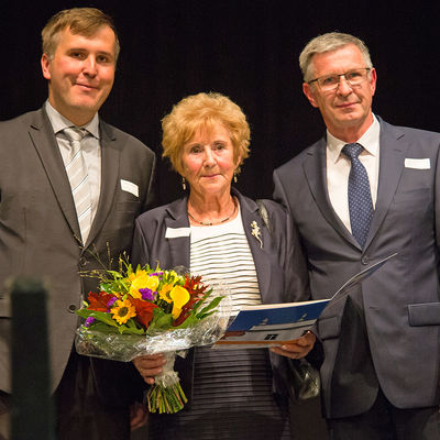 Bürgermeister Alexander Laesicke und Baustadtrat Frank Oltersdorf mit Ehrenpreisträgerin Ingrid Hennicke