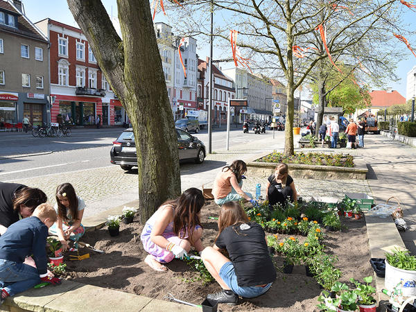 Fleißige Helferinnen und Helfer kümmern sich beim Frühjahrsputz 2018 um die Beete an der Bernauer Straße.
