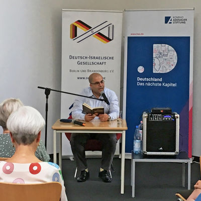 Der deutsch-israelische Autor Arye Sharuz Shalicar bei seiner Lesung in der Oranienburger Stadtbibliothek.