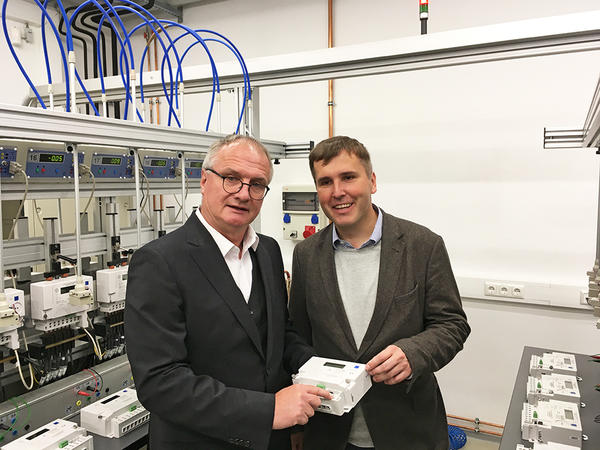 Besuchte die Deutsche Zählergesellschaft mbH in Oranienburg: Bürgermeister Alexander Laesicke (rechts) mit DZG-Geschäftsführer Ulrich Feldmüller