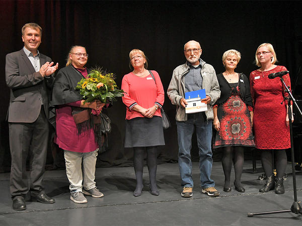 Bürgermeister Alexander Laesicke (links) und die Dezernentin für Bürgerdienste, Stefanie Rose (rechts), überreichten den Ehrenpreis 2019 in der Kategorie Vereine/Organisationen an die Tanzgruppe der Selbsthilfegruppe der Deutschen Rheuma-Liga Oberhavel.
