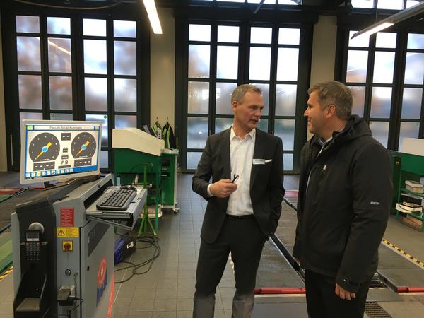 Niederlassungsleiter Jens-Peter Schultze erläutert Bürgermeister Alexander Laesicke den Fahrzeugprüfstand