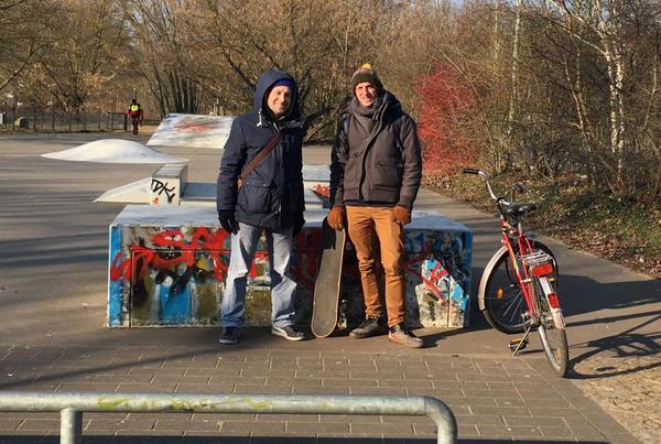 Seit Herbst vergangenen Jahres in der Stadt unterwegs: Die Streetworker Matthias Klein und Johannes Herzberg am Skater in der Mittelstadt.
