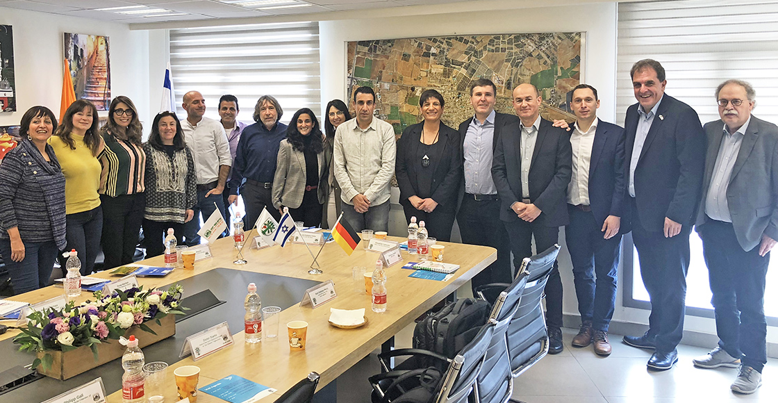 Eine fünfköpfige Delegation um Bürgermeister Laesicke (5. von rechts) wurde im Februar von der Bürgermeisterin der israelischen Stadt Kfar Jona, Schoschi Kachlon-Kidor (Mitte), zu Sondierungsgesprächen für eine Städtepartnerschaft empfangen.