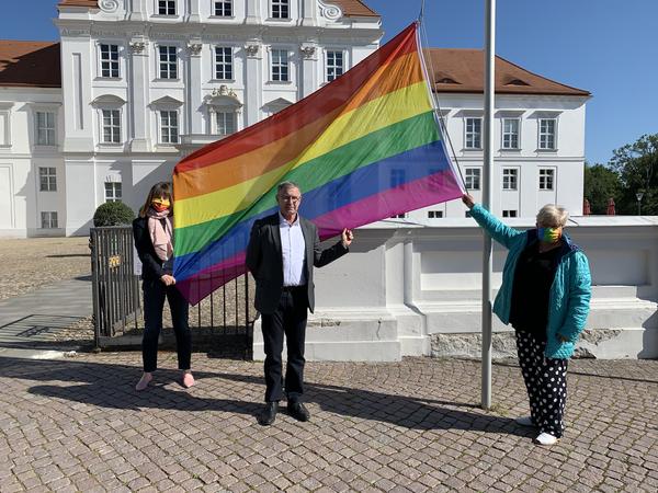 Flaggenhissung zum Tag gegen Homophobie