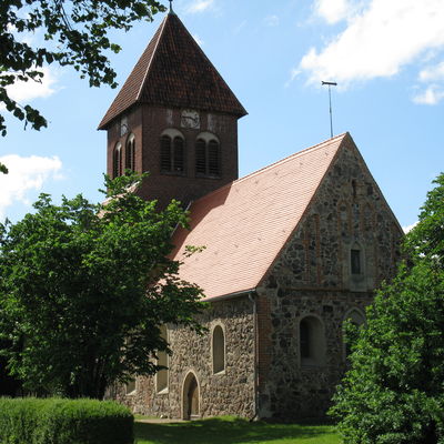 Die Wensickendorfer Kirche im Sommer