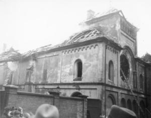 Die orthodoxe Synagoge Ohel Jakob in der Münchner Herzog-Rudolf-Straße nach dem Brandanschlag am 9. November 1938 (Bundesarchiv Bild 146-1970-041-46, München, zerstörte Ohel-Jakob-Synagoge.jpg)