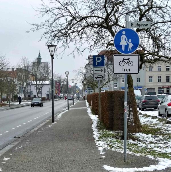 In der Berliner Straße darf zwischen Schlossplatz und Bötzower Stadtgraben jetzt auch auf dem Gehweg geradelt werden. Auch die Straßenfahrbahn darf von Radfahrern genutzt werden.