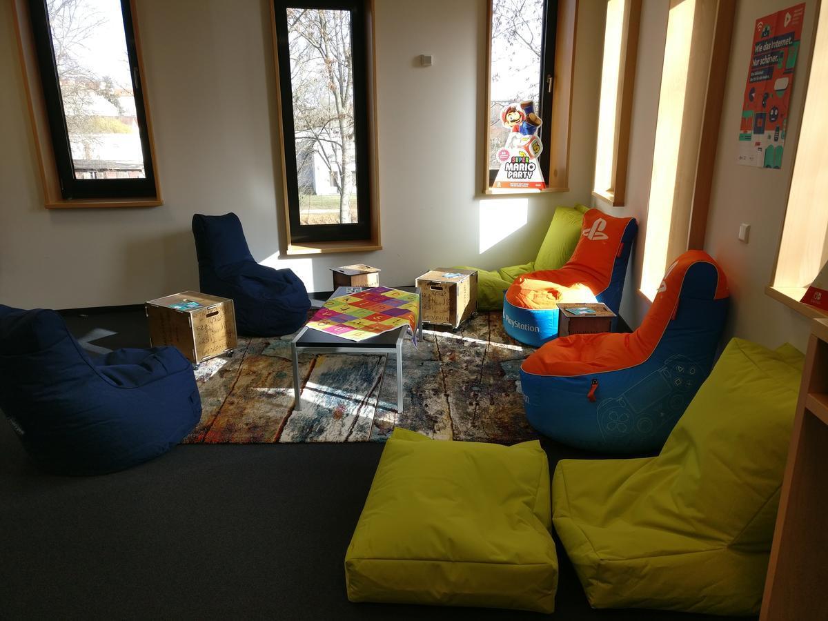 Durch das Jugendbudget konnte eine gemütliche Sitzecke im Jugendbereich der Bibliothek eingerichtet werden.