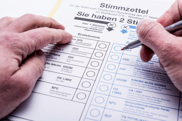 Wahlzettel zur Bundestagswahl 2021 wird ausgefüllt
