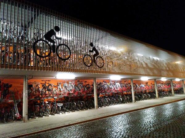 Das Fahrradparkhaus am Oranienburger Bahnhof ist ein Teil der sich ständig ausweitenden Fahrradinfrastruktur unserer Stadt.