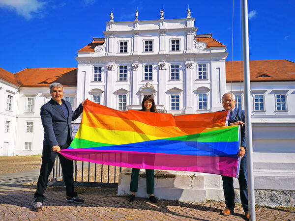 Hissen der Regenbogenfahne vor dem Schloss (2021)