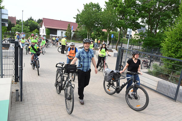Bürgermeister Alexander Laesicke bei einer Radtour mit Schülerinnen und Schülern der Comenius-Grundschule. Am Ende gab`s ein Eis im Grünen Klassenzimmer.