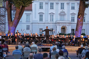 Dankeschön-Konzert von LUX Augenoptik mit dem großen Blasorchester des BMVO e. V. auf dem Schlossplatz.