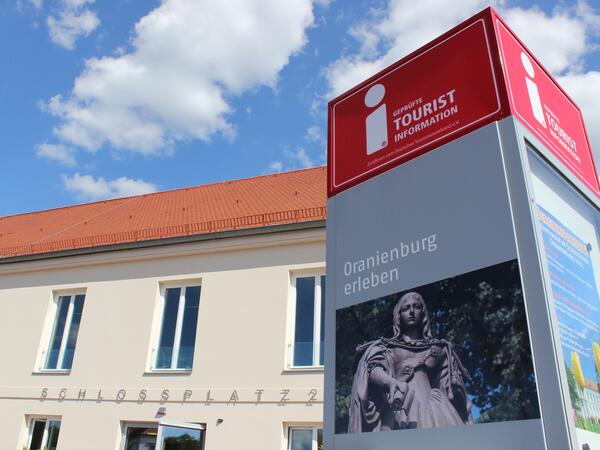 Tourist-Information Oranienburg und Infostele vor dem Gebäude