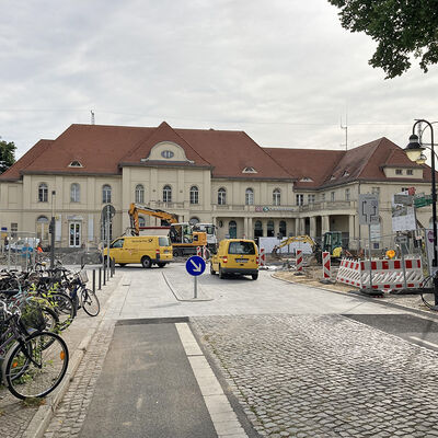 Keine Sackgasse mehr: Die Willy-Brandt-Straße am Bahnhof. In die Stralsunder Straße kann nach Norden (Richtung Bernauer Straße) eingebogen werden, nach rechts in Richtung Süden bleibt die Stralsunder Straße bis Ende November gesperrt.