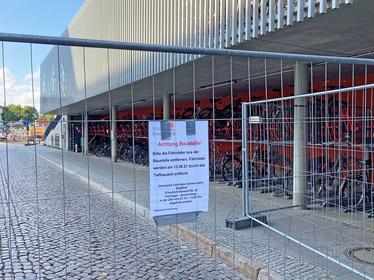 Fahrräder im abgesperrten Bereich des Fahrradparkhauses (ein Teil der unteren Etage) müssen bis Freitag, 13.08.2021, von den Besitzer/inne/n entfernt worden sein.

Bis dahin noch in dem Bereich verbliebene Fahrräder werden vom Tiefbauamt entfernt und können beim Stadthof, Friedrich-Siewert-Str. 8 (OT Sachsenhausen) montags bis donnerstags von 07:15 bis 15:00 Uhr abgeholt werden.