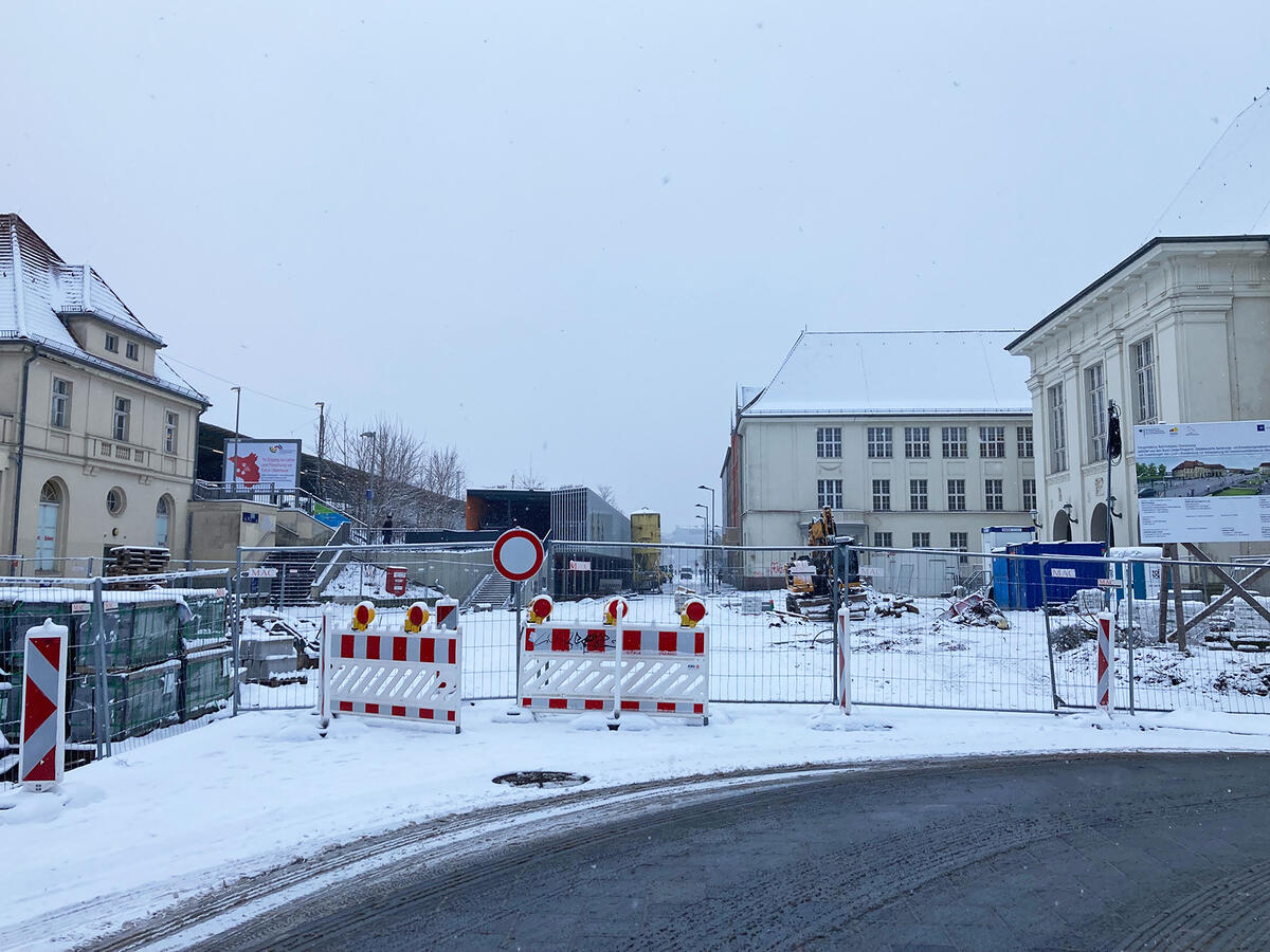 Neugestaltung des Bahnhofsplatzes - Wintereinbruch mit Schneefall legt die Arbeiten im letzten Bauabschnitt zwischenzeitlich still.