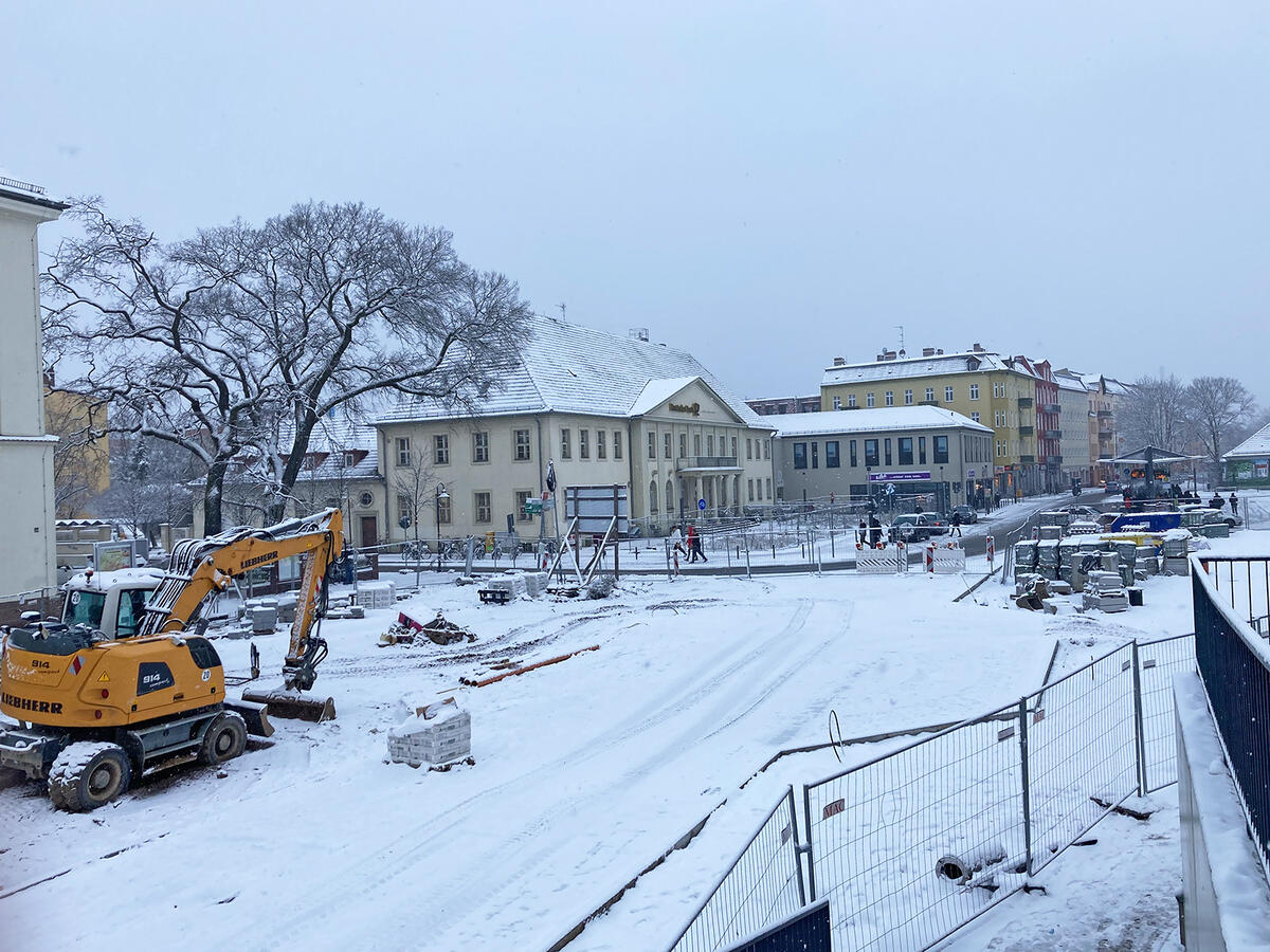 Neugestaltung des Bahnhofsplatzes - Wintereinbruch mit Schneefall legt die Arbeiten im letzten Bauabschnitt zwischenzeitlich still.