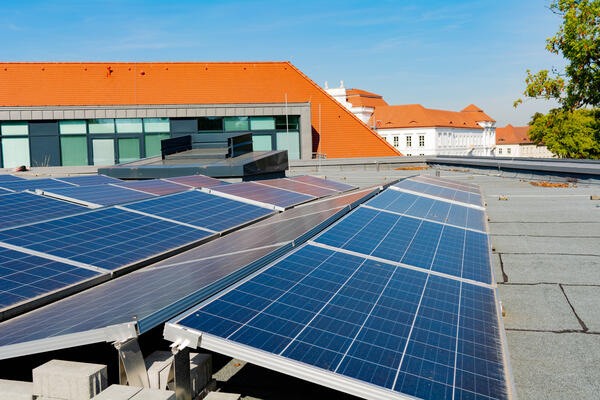 Auch die Stadtbibliothek hat auf ihrem Dach eine eigene Solaranlage. Damit wird ein Teil des Strombedarfs günstig, vort Ort und völlig CO2-frei mit Sonnenenergie abgedeckt.