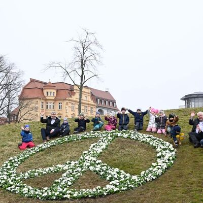 Blumen für den Frieden - Oranienburg setzt Zeichen gegen den Krieg in der Ukraine