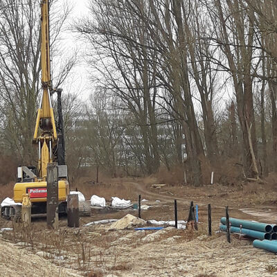 Vor Ort beginnen die Arbeiten zum Aufbau der Grundwasserabsenkungs-Anlage, die ntig ist, um die gefundenen Bombenteile freilegen zu knnen.