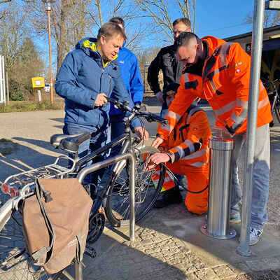 Funktioniert: Die neue öffentliche Fahrradluftpumpe am Bahnhof Lehnitz wird ausprobiert.