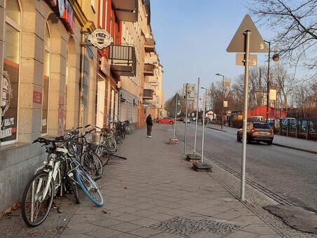 Auch in der Stralsunder Straße ist das Parken während der Geschäftszeiten nur noch mit Parkschein gestattet.