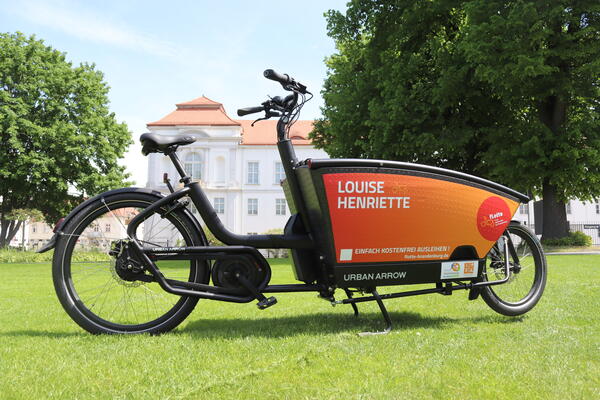Fürstlicher Name, fürstliche Umgebung: »Louise Henriette« - eines der neuen Oranienburger E-Lastenräder, ausleihbar an der Schlosspark-Kasse.