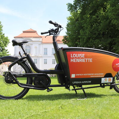 Fürstlicher Name, fürstliche Umgebung: »Louise Henriette« - eines der neuen Oranienburger E-Lastenräder, ausleihbar an der Schlosspark-Kasse.