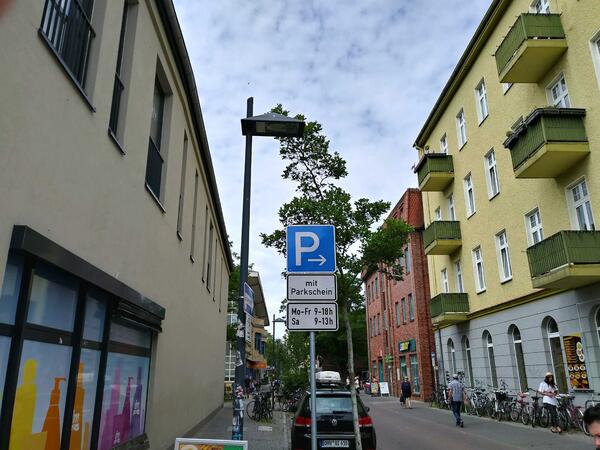 Hier, genauso wie in der Lehnitzstraße, Stralsunder Straße und Bernauer Straße, ist Parken in den aufgeführten Zeiten ab sofort nur noch mit Parkschein gestattet. Davor und danach kann kostenfrei geparkt werden.