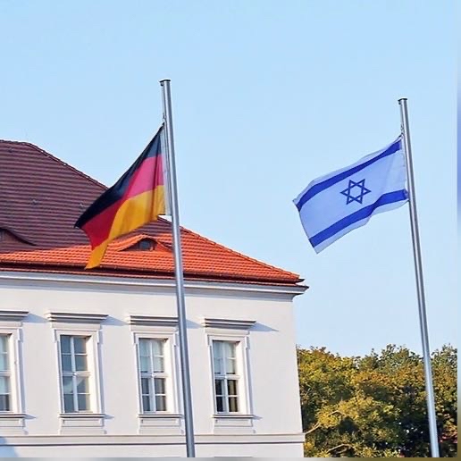 Deutsche und israelische Flagge vor dem Schloss Oranienburg
