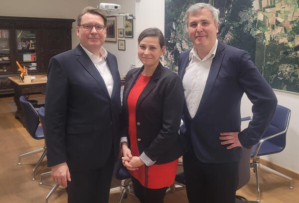Der neue Holding-Geschäftsführer Dr. Olaf Lüke, die Aufsichtsratsvorsitzende Susanne Zamecki und Bürgermeister Alexander Laesicke (v.l.).