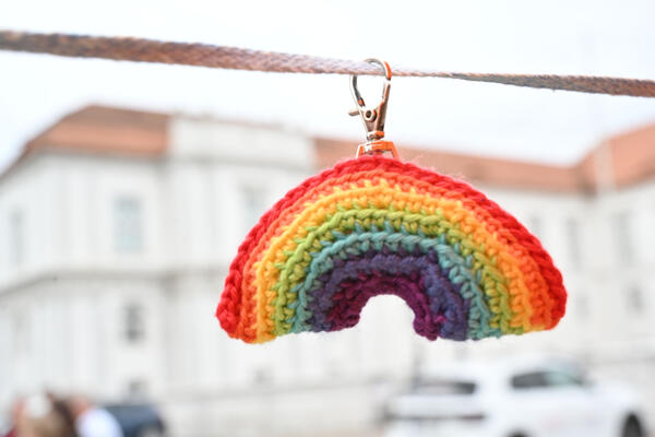 Ein riesengroßer Regenbogen soll an diesem Donnerstag den Schlossplatz zieren.