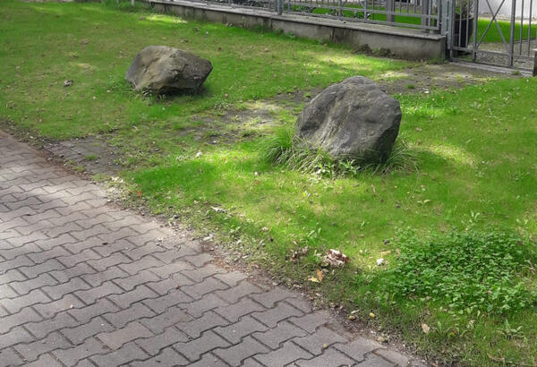 Muss entfernt werden: Große Steine wie diese, die auf öffentlichem Straßenland stehen.