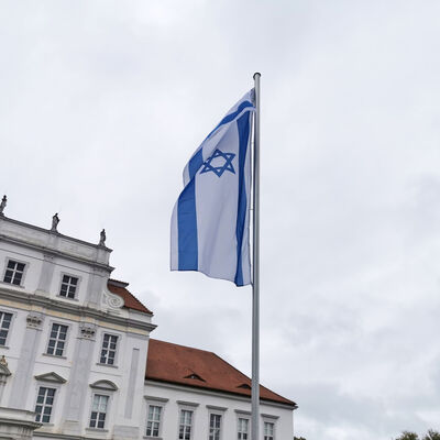 Solidarität mit Israel: Israelische Flagge vor dem Oranienburger Schloss
