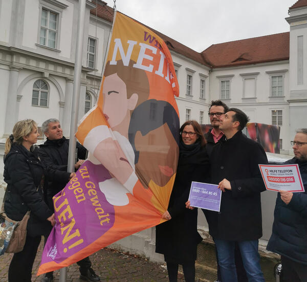 Fahnenhissung auf dem Schlossplatz anlässlich des Internationalen Tages gegen Gewalt an Frauen