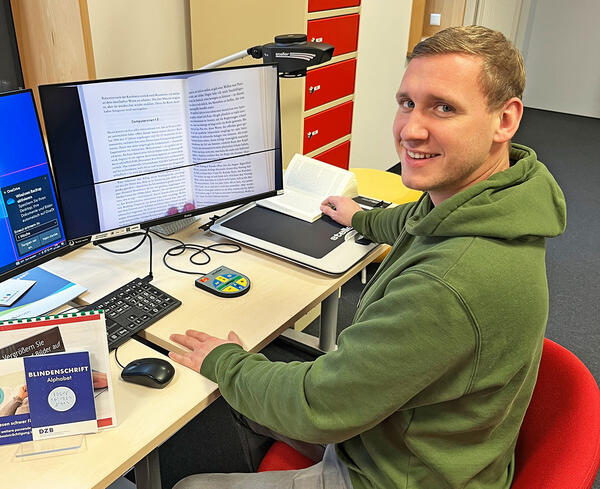 Bibliotheks-Mitarbeiter Maximilian Hille führt den PC-Arbeitsplatz vor, mit dem auch blinde und sehbeeinträchtigte Menschen das Angebot der Oranienburger Stadtbibliothek vollumfänglich nutzen können.