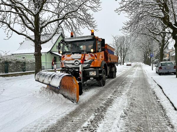 Der Stadthof ist im Einsatz, um Straßen und Gehwege von Schnee und Glätte zu befreien.