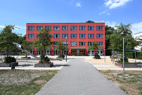 Blick auf die Neddermeyer-Grundschule im Oranienburger Ortsteil Schmachtenhagen